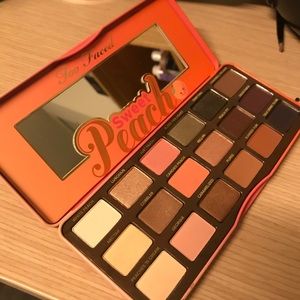 Too faced Peach eye shadow palette